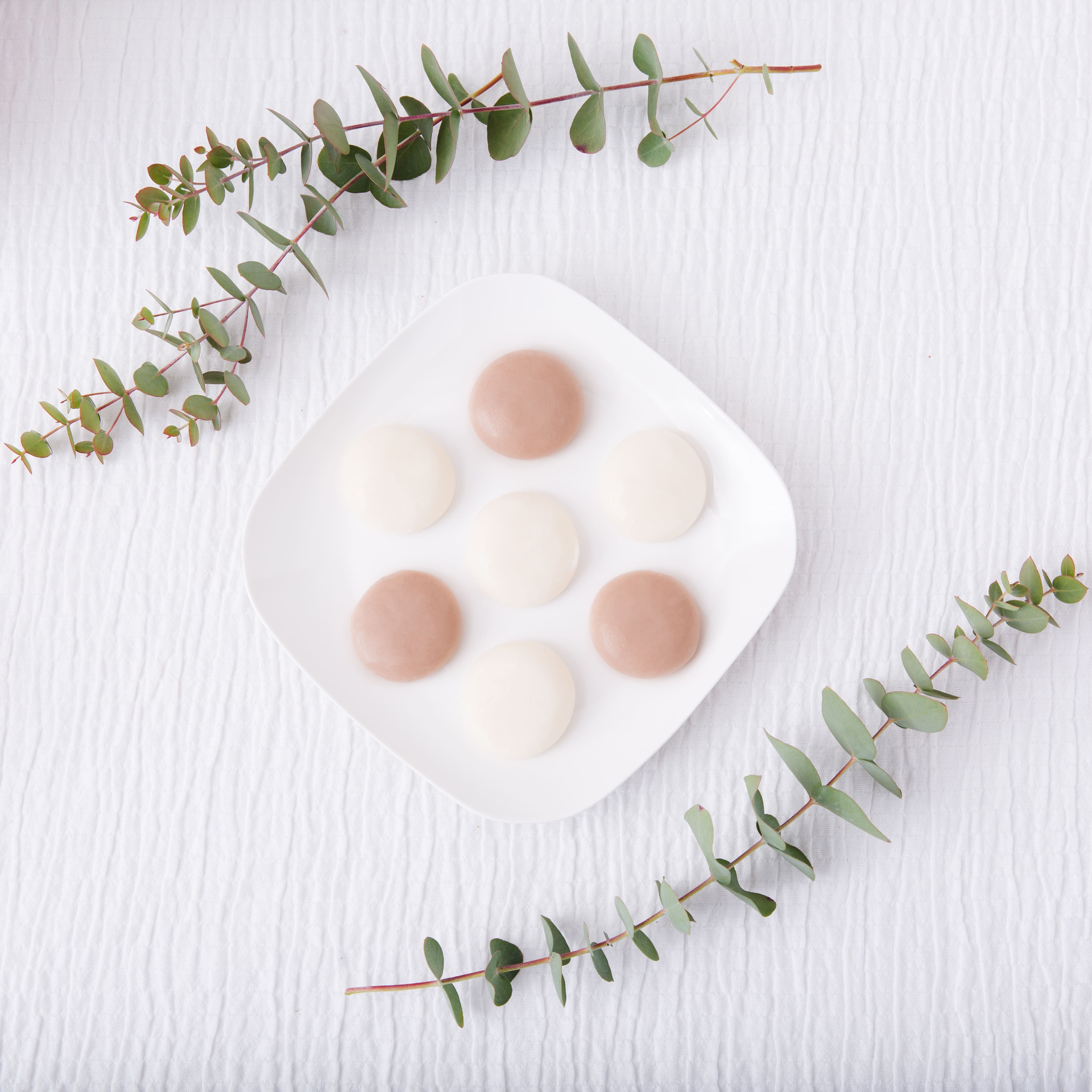 個包装された紅白の丸餅｜一升餅の小分けタイプで家族で分かち合えるデザイン