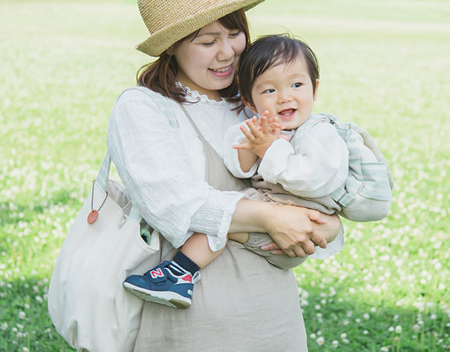 ママに抱っこされて笑顔の赤ちゃんと名入れベビーリュック