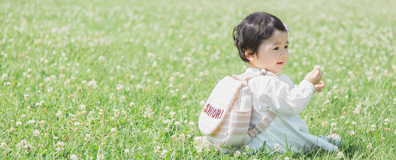 名入れベビーリュックを背負った女の子｜1歳のお祝いにぴったりの記念写真