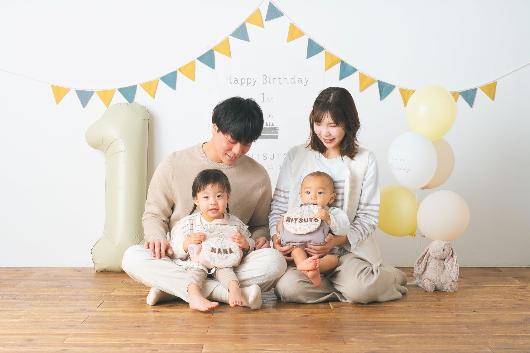 家族で1歳祝いを楽しむイメージ写真