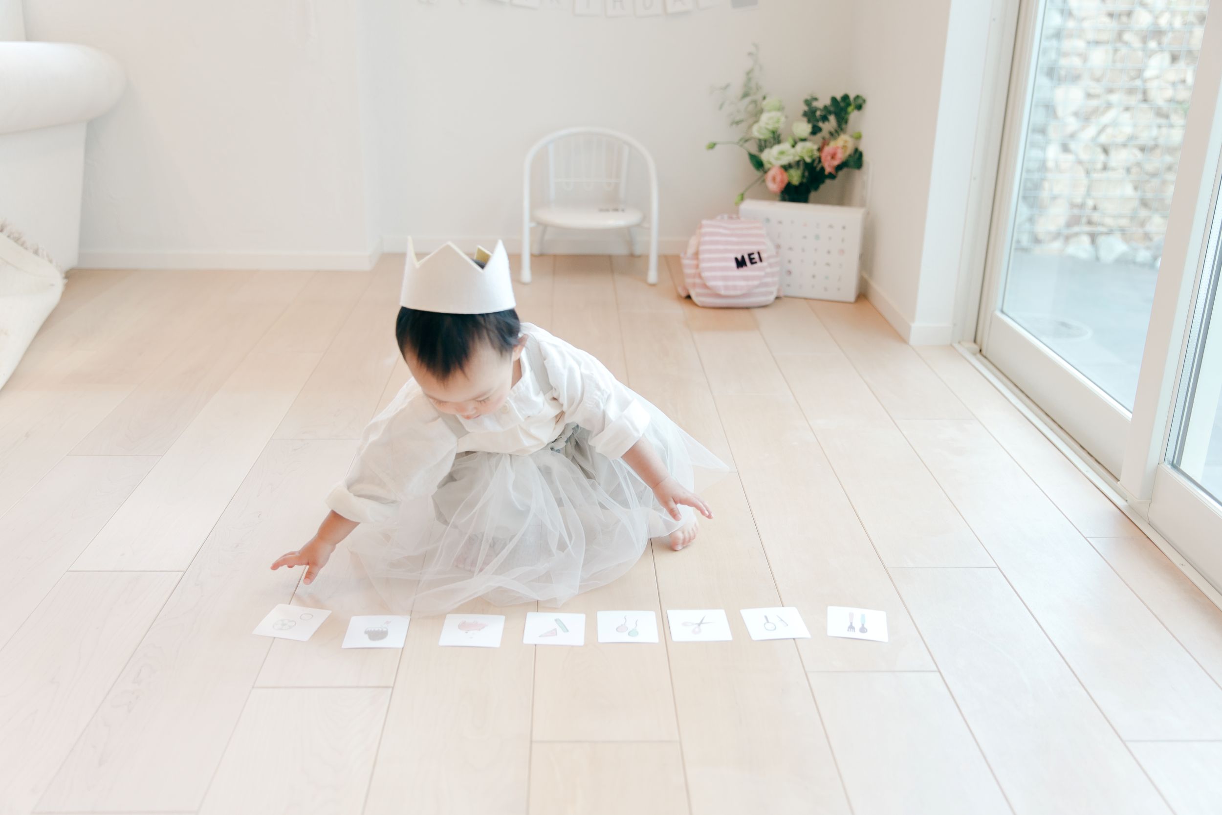 1歳のお誕生日を家族でお祝いするイメージ写真