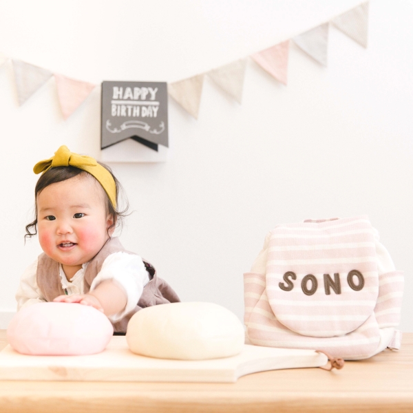 2段一升餅と名入れリュックのセットでファーストバースデー撮影