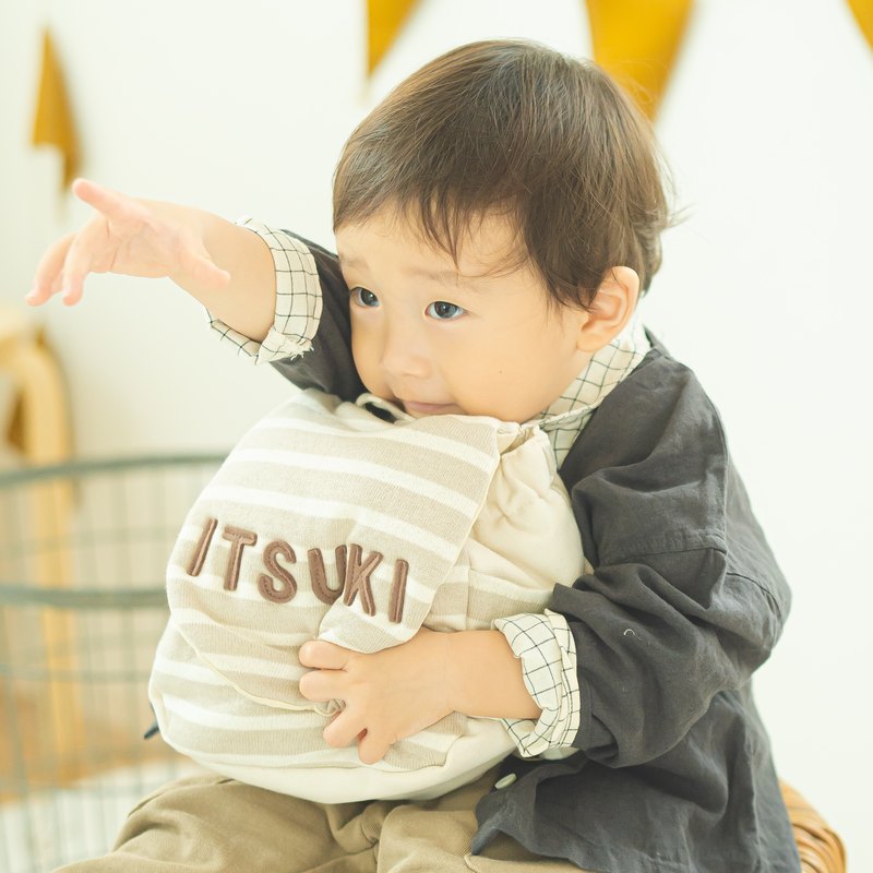 名前入りのボーダー柄リュックを抱える男の子