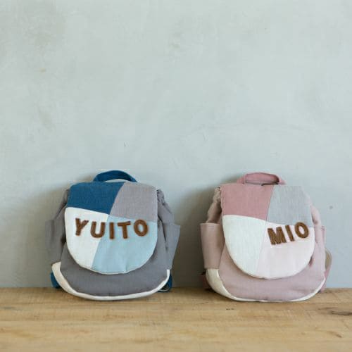 おそろいのチューリップハットをかぶった赤ちゃん｜出産祝いにも人気のベビー帽子