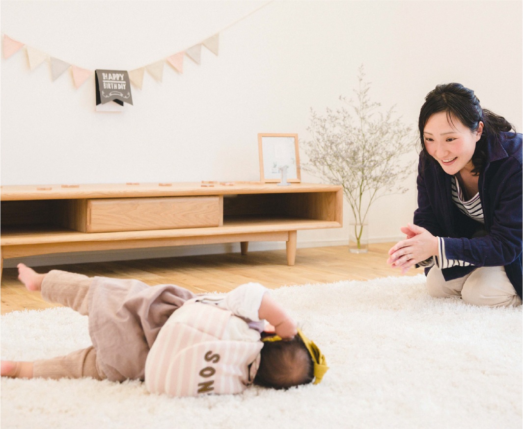一升餅を背負って1歳祝いをする赤ちゃんのイメージ