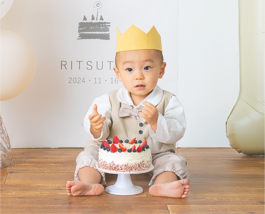 1歳誕生日でスマッシュケーキを楽しむ赤ちゃんのイメージ