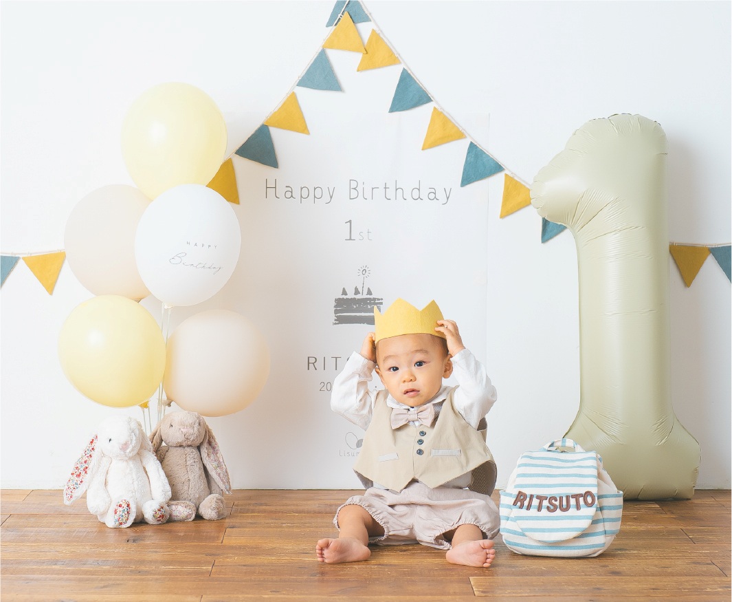 1歳の誕生日にバースデーフォトを撮影するイメージ