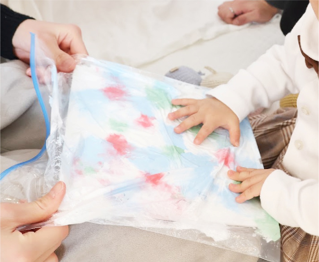 1歳の記念にファーストアートを楽しむイメージ