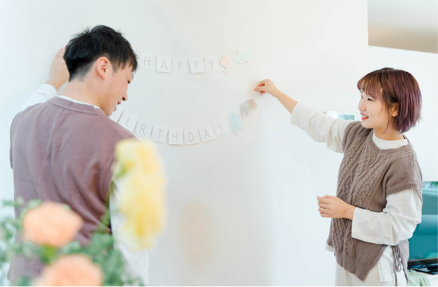 1歳のお祝い準備を進める家族のイメージ