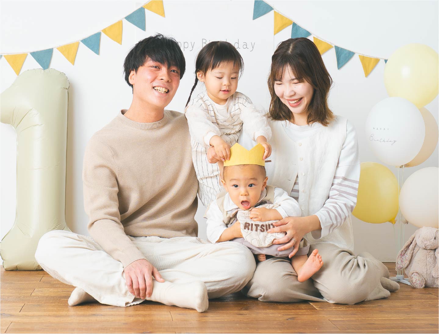 祖父母が家族写真を撮るイメージ