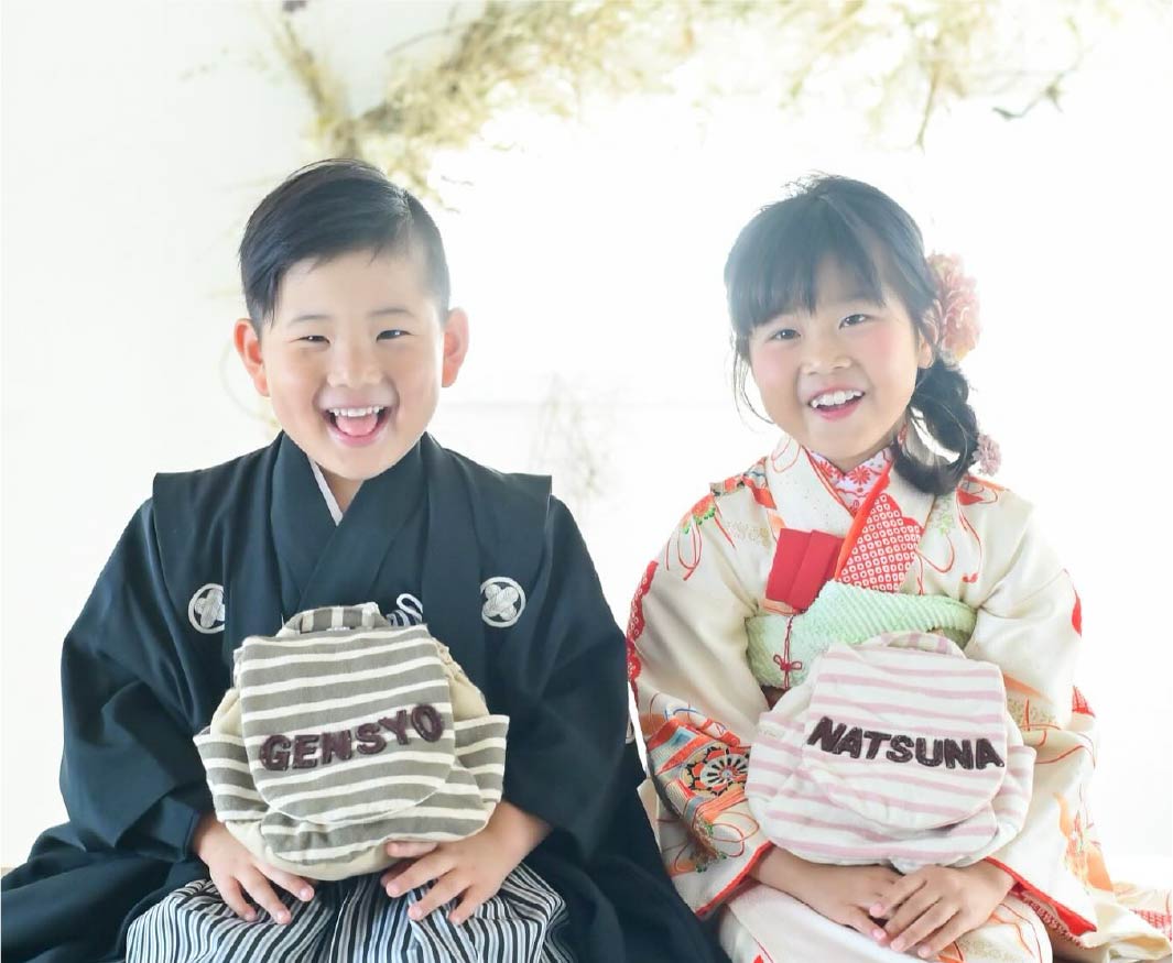 成長記録として名入れリュックと写真を残すイメージ