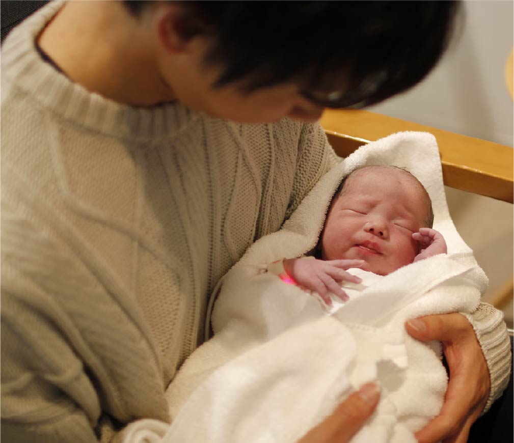 1年間子育てを頑張ってきたママとパパのイメージ