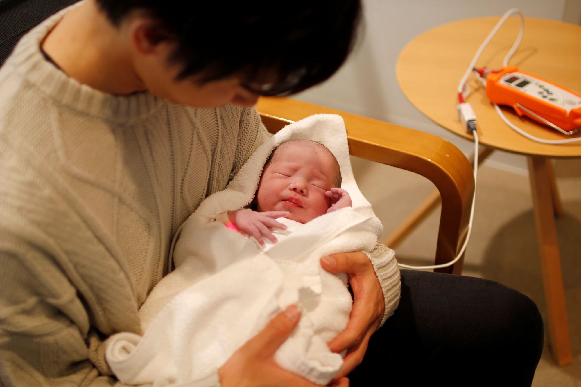 祖父母と家族の1歳祝いをイメージした写真