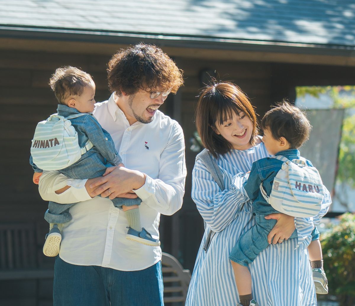 リュックを背負った子どもと家族