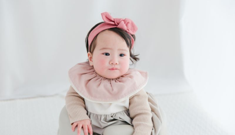 名入れスタイを着けた赤ちゃん｜出産祝いに人気のリシュマム刺繍スタイ