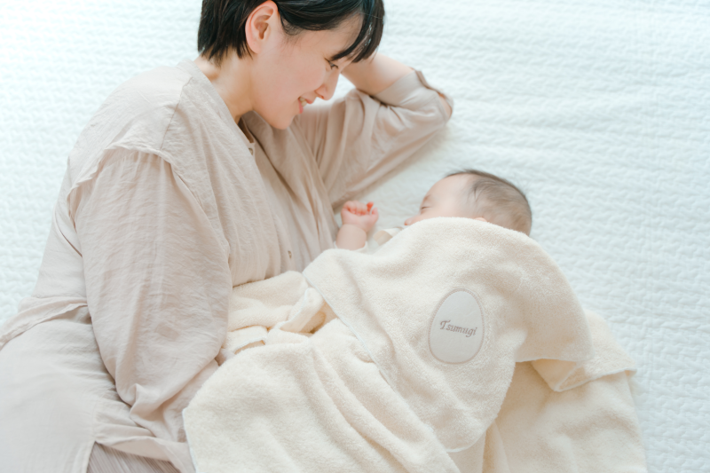 今治タオルブランドの名入れベビータオルケットを使う赤ちゃん 出産祝いギフトイメージ