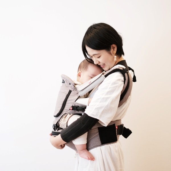 抱っこ紐で赤ちゃんを胸に抱くママ ― 長時間でも肩がラクなベビーキャリア使用例