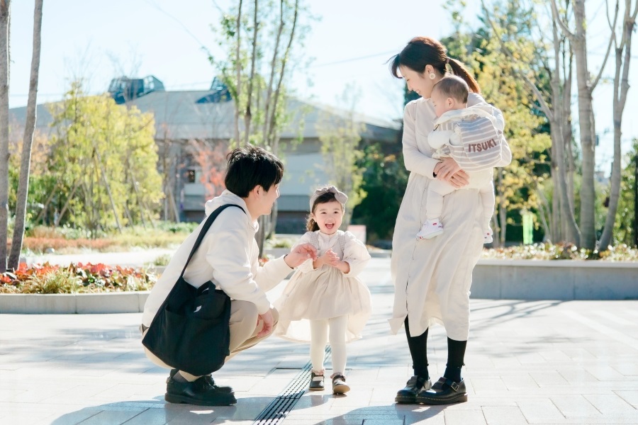 パとママが幼児と公園で遊ぶお出かけシーン ― 便利な育児グッズ特集トップイメージ