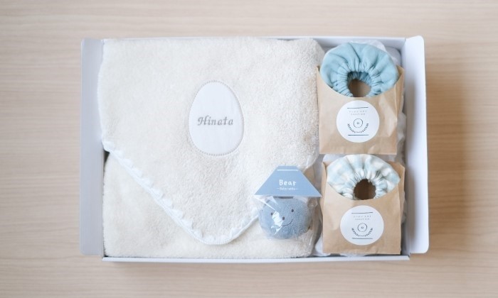 名入れタオルケットとスタイ・ガラガラの出産祝い3点セット｜リシュマムの安心ギフト